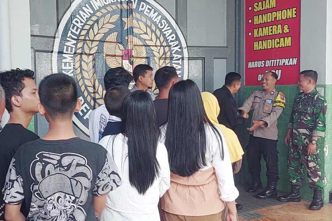 Babinsa Bunulrejo monitoring pengamanan kunjungan keluarga ke warga binaan Lapas Kelas 1 Malang. (ist) - Babinsa Bunulrejo Monitoring Pengamanan Kunjungan Keluarga ke Warga Binaan Lapas Kelas 1 Malang