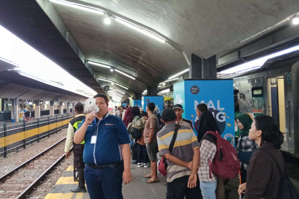 Ilustrasi penumpang memadati Stasiun Kotabaru Malang. (ist) - Arus Balik Terakhir Libur Lebaran, 8.583 Penumpang di Stasiun Kotabaru Malang