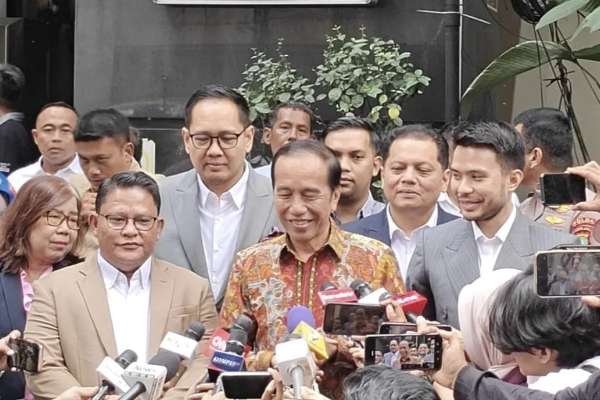 Jokowi saat ditemui di Ditreskrimum Polda Metro Jaya. (ist) - Laporkan Tuduhan Ijazah Palsu ke Polda Metro Jaya, Jokowi: Supaya Tidak Berlarut-larut