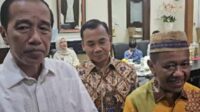 Jokowi saat menerima kedatangan para menteri. (ist) - Publik Kritik Menteri Laporan ke Jokowi di Solo Saat Prabowo Melawat ke Luar Negeri