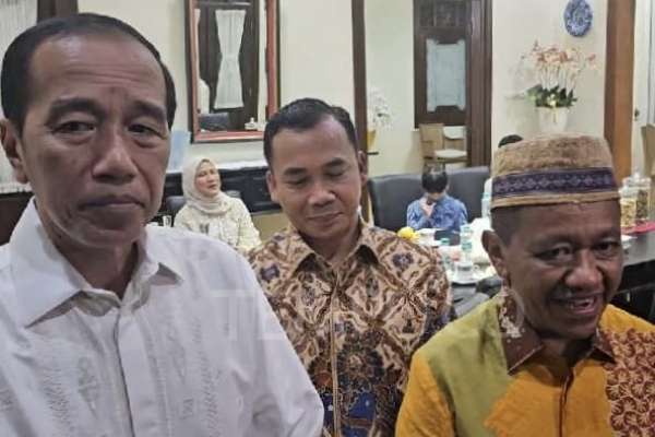 Jokowi saat menerima kedatangan para menteri. (ist) - Publik Kritik Menteri Laporan ke Jokowi di Solo Saat Prabowo Melawat ke Luar Negeri