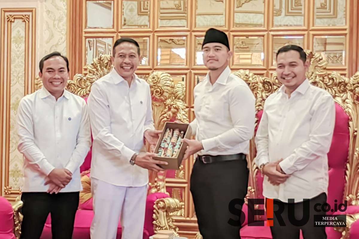 Kaesang Pangarep berkesempatan menerima oleh-oleh khas Malang. (ws13) - Ketum PSI Kaesang Titip Pesan Walikota dan Wakil Walikota Jadi Bapaknya Arek-arek Malang