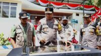 Kapolda Jatim saat menandatangani Prasasti peresmian Cafe SAE di lingkungan Mapolres Batu. (ist) - Kapolda Jatim Resmikan Cafe Sae di Polres Batu untuk Tingkatkan Pelayanan Publik