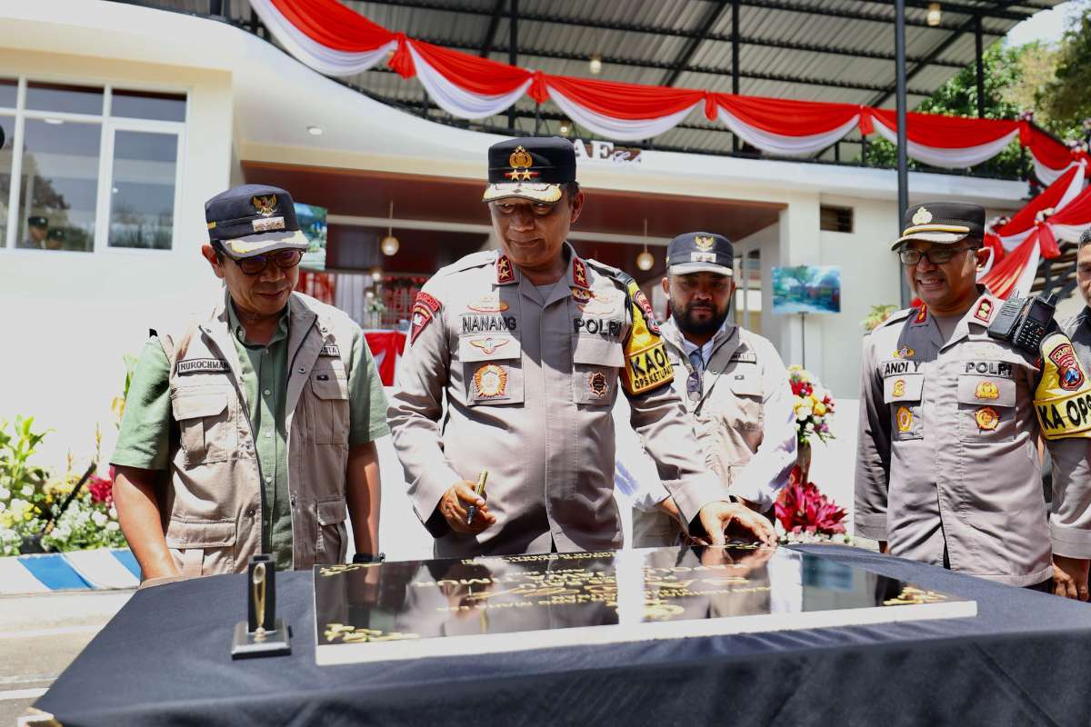 Kapolda Jatim saat menandatangani Prasasti peresmian Cafe SAE di lingkungan Mapolres Batu. (ist) - Kapolda Jatim Resmikan Cafe Sae di Polres Batu untuk Tingkatkan Pelayanan Publik