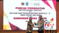 Kapolresta Malang Kota, Kombes Pol Nanang Haryono (kanan), saat menerima penghargaan Rastra Sewakottama PWI Jatim Award 2025, dari Ketua PWI Jatim, Lutfil Hakim (kiri). (rhd) - Kapolresta Makota Raih Rastra Sewakottama Award 2025, Komitmen Lindungi Anak Perempuan dari Kanker Serviks