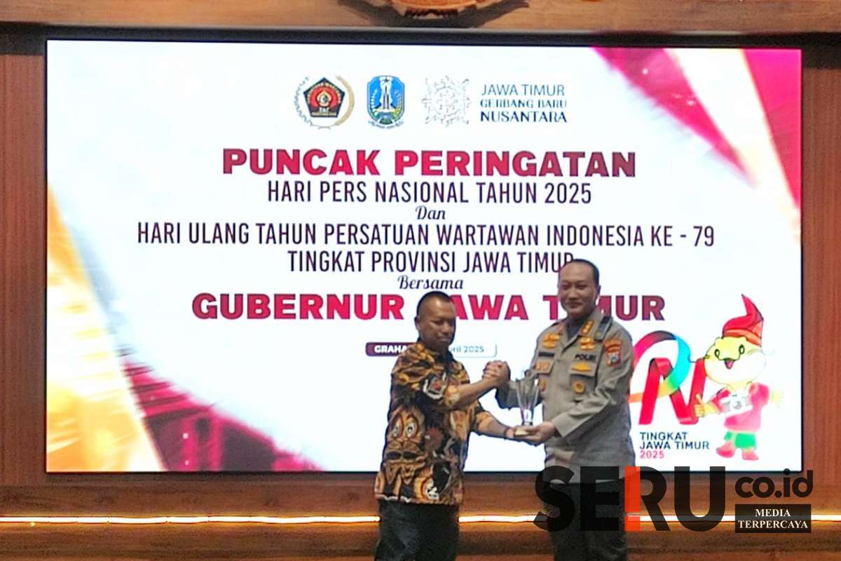 Kapolresta Malang Kota, Kombes Pol Nanang Haryono (kanan), saat menerima penghargaan Rastra Sewakottama PWI Jatim Award 2025, dari Ketua PWI Jatim, Lutfil Hakim (kiri). (rhd) - Kapolresta Makota Raih Rastra Sewakottama Award 2025, Komitmen Lindungi Anak Perempuan dari Kanker Serviks