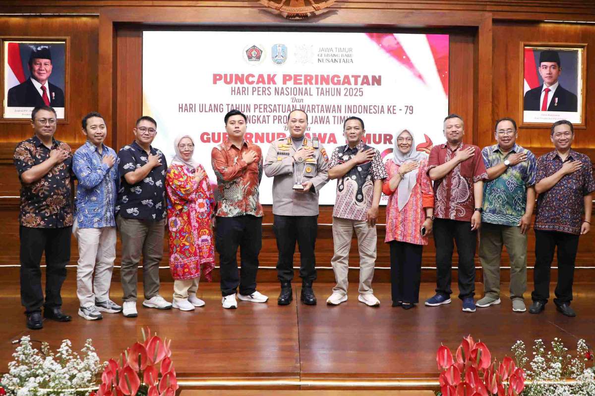 Kapolresta Malang Kota foto bersama Pengurus PWI Malang Raya. (ist) - Kapolresta Makota Raih Rastra Sewakottama Award 2025, Komitmen Lindungi Anak Perempuan dari Kanker Serviks