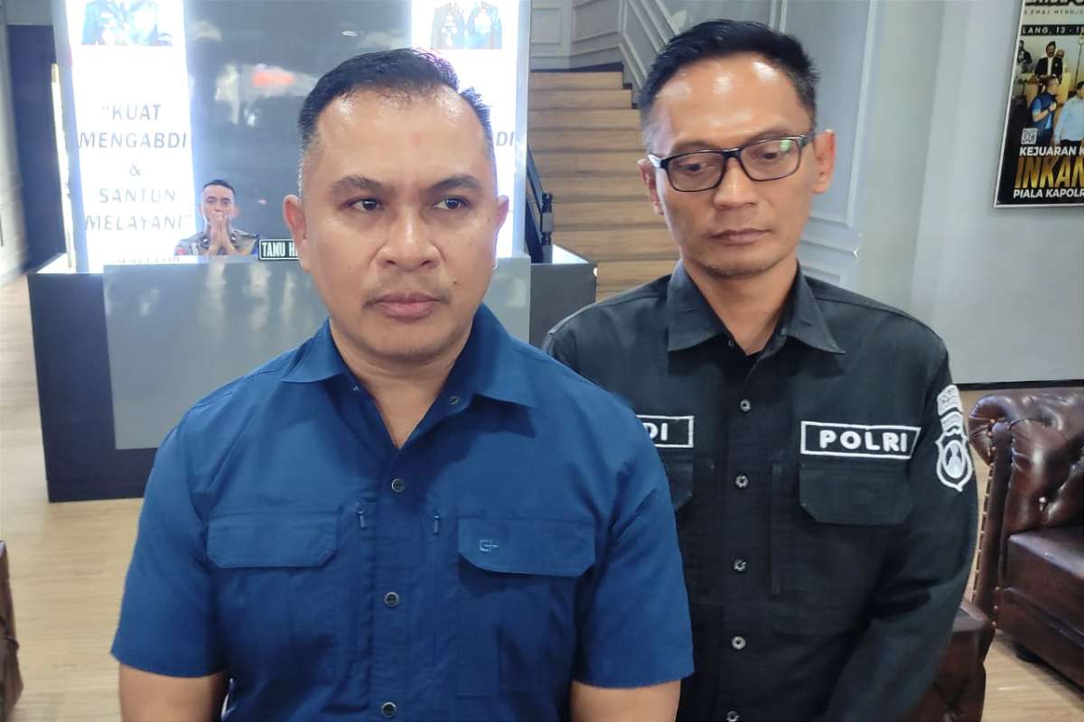 Kasat Reskrim (kiri) didampingi Kasi Humas Polresta Malang Kota, memberikan keterangan kepada awak media dugaan kasus rudapaksa mahasiswi PTN. (ist) - Dugaan Rudapaksa Mahasiswi PTN, Polresta Malang Kota: Tunggu Hasil Visum