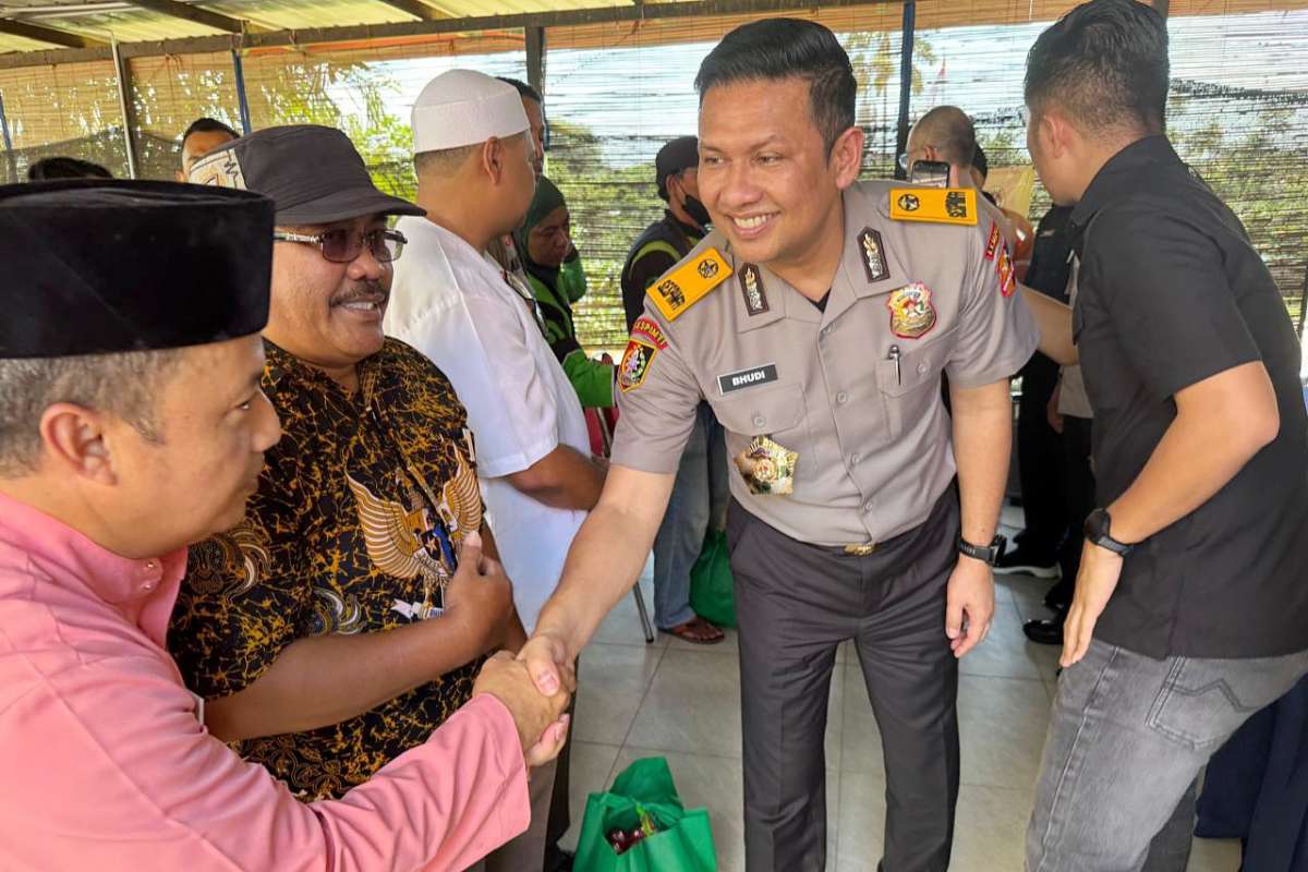Kasenat Sespimti, Kombes Pol Budi Hermanto turut merasakan kebahagiaan penerima sembako. (ist) - Serdik Sespimti Dikreg ke-34 TA 2025 Baksos Bagi Ratusan Sembako ke Masyarakat Kurang Mampu