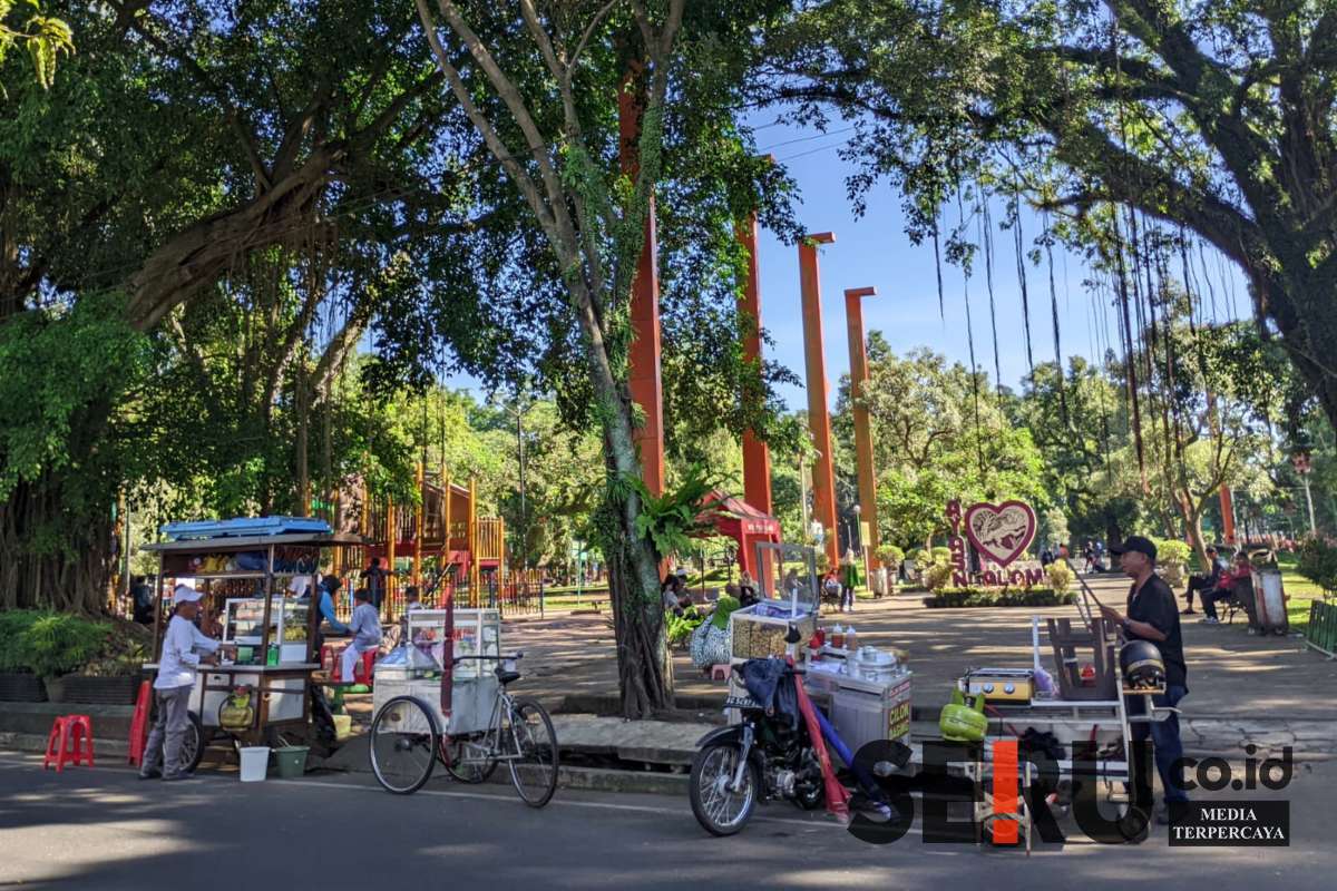 Keberadaan PKL di Alun-alun Kota Malang menjadi sorotan, tetap berjualan di momen tertentu meski dilarang. (ws13) - Tanggapi Usulan Revisi Perda Terkait PKL, Wali Kota Malang: Tunggu Renovasi Alun-Alun Merdeka