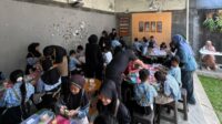 Kegiatan wisata edukasi pelajar di Studio MataHati Ceramics. (ist) - Wisata Edukasi Seni Pembuatan Keramik di Batu Tetap Eksis di Tengah Menurunnya Jumlah Pengunjung