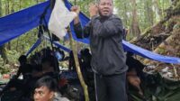 Kepala Komnas HAM Papua bersama rombongan saat berada di kamp lokasi pencarian Iptu Tomi Marbun. (ist) - Ketua Komnas HAM Papua Ditembaki KKB saat Misi Kemanusiaan, TPNPB: Harus Izin Dulu!