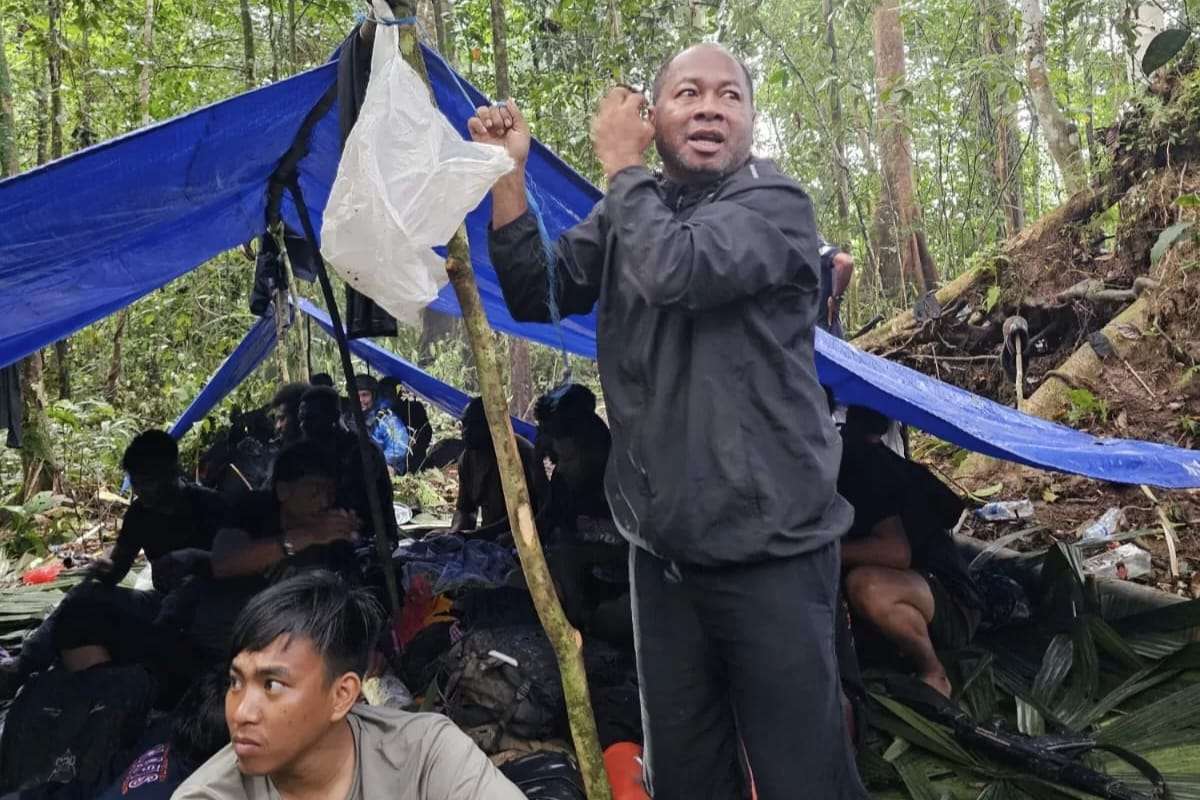 Kepala Komnas HAM Papua bersama rombongan saat berada di kamp lokasi pencarian Iptu Tomi Marbun. (ist) - Ketua Komnas HAM Papua Ditembaki KKB saat Misi Kemanusiaan, TPNPB: Harus Izin Dulu!