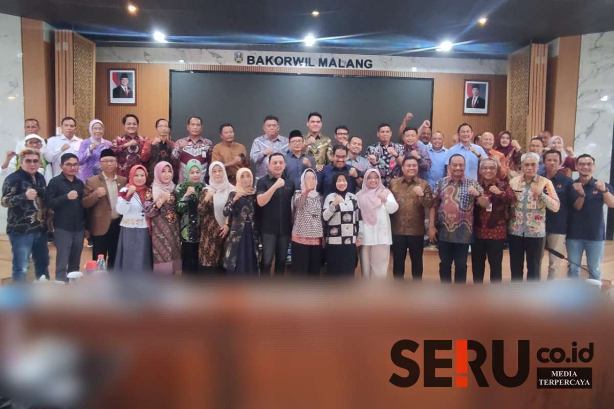 Ketua Komisi E, Dispora dan KONI Jatim foto bersama Dispora dan KONI Malang Raya. (rhd) - Komisi E DPRD Jatim Tinjau Kesiapan dan Venue Porprov IX Jatim 2025, Persiapan 90 Persen