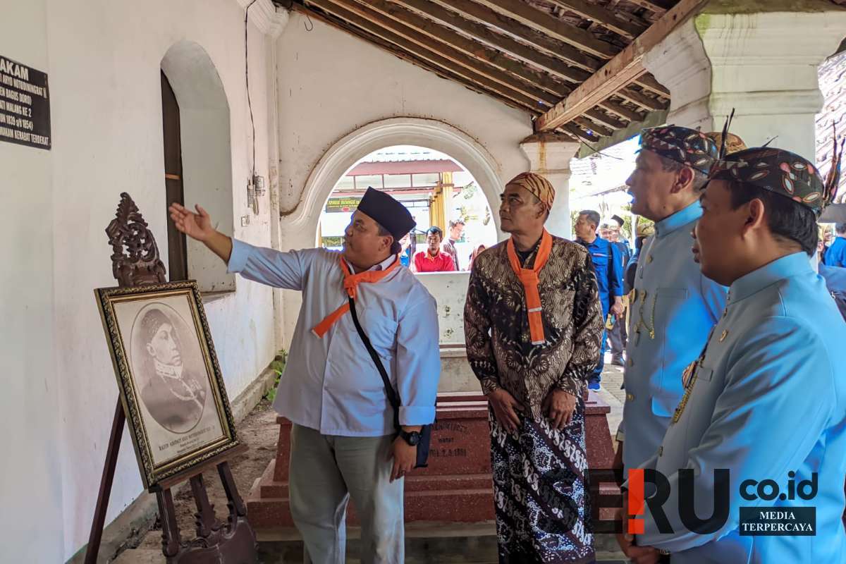 Ketua Pokdarwis Pesarean Makam Ki Ageng Gribig menjelaskan, nilai historis kepada Wali Kota Malang dan jajaran. (ws13) - Ziarah Makam Ki Ageng Gribig, Wali Kota Malang Bersama Jajaran Kenang Perjuangan Leluhur