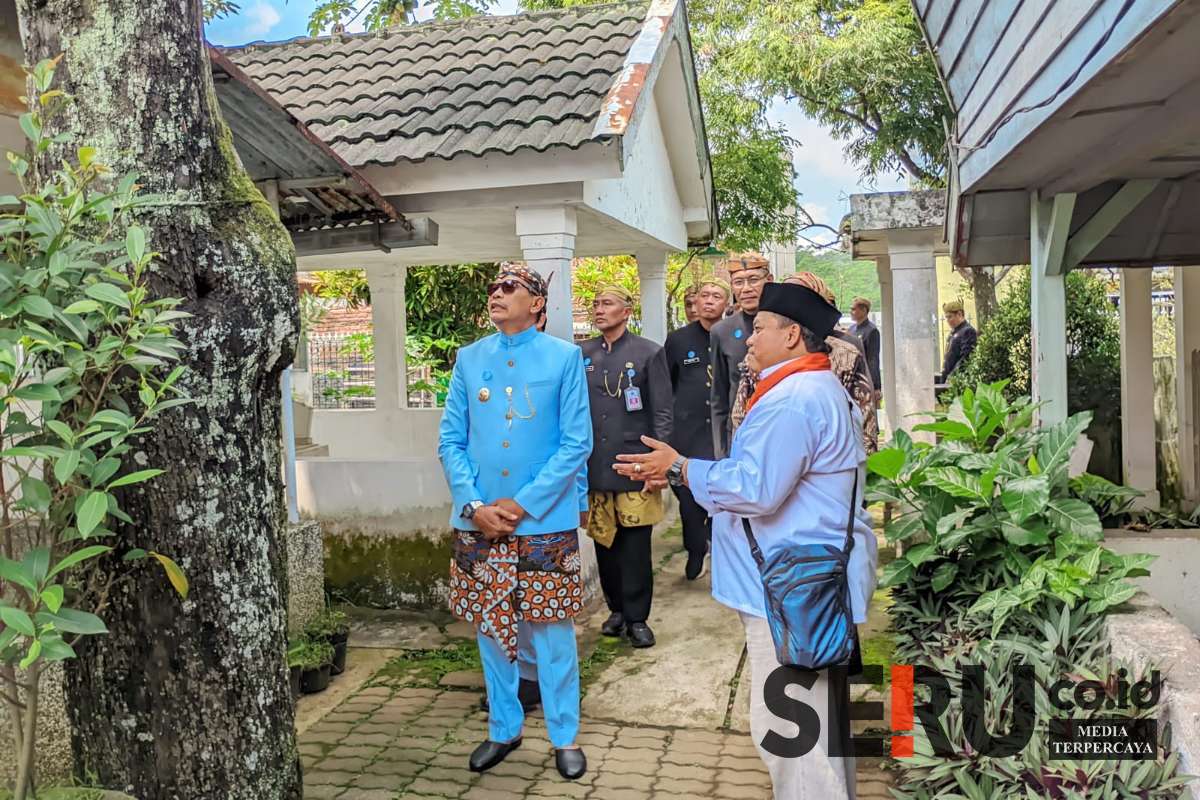 Ketua Pokdarwis Pesarean Makam Ki Ageng Gribig menjelaskan vegetasi pohon, tetenger keistimewaan makam tokoh. (ws13) - Wacana Kembangkan Wisata Religi Makam Ki Ageng Gribig, Pemkot Malang Serap Aspirasi Masyarakat