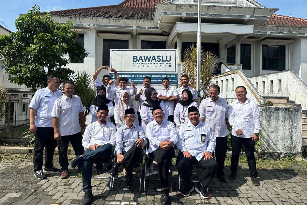 Komisioner dan Staff Sekretariat Bawaslu Kota Batu usai Apel memperingati Hari Jadi ke-17 Bawaslu. (ist) - Perjalanan 17 Tahun Bawaslu Konsisten Jaga Marwah dan Mengawal Demokrasi Indonesia