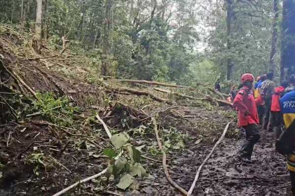 Normalisasi Jalur Pacet Cangar Pasca Longsor Tertunda, Ini Penyebabnya