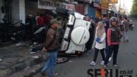 Kondisi kendaraan Daihatsu Terios seusai menabrak Ruko, kendaraan dan orang di TKP. (Seru.co.id/wul) - Diduga Mengantuk Saat Mengemudi, Pengemudi Terios Tabrak Dua Ruko dan Satu Orang Meninggal
