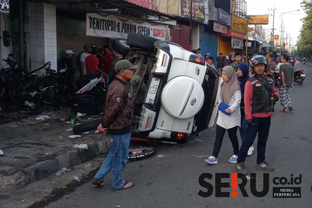 Kondisi kendaraan Daihatsu Terios seusai menabrak Ruko, kendaraan dan orang di TKP. (Seru.co.id/wul) - Diduga Mengantuk Saat Mengemudi, Pengemudi Terios Tabrak Dua Ruko dan Satu Orang Meninggal