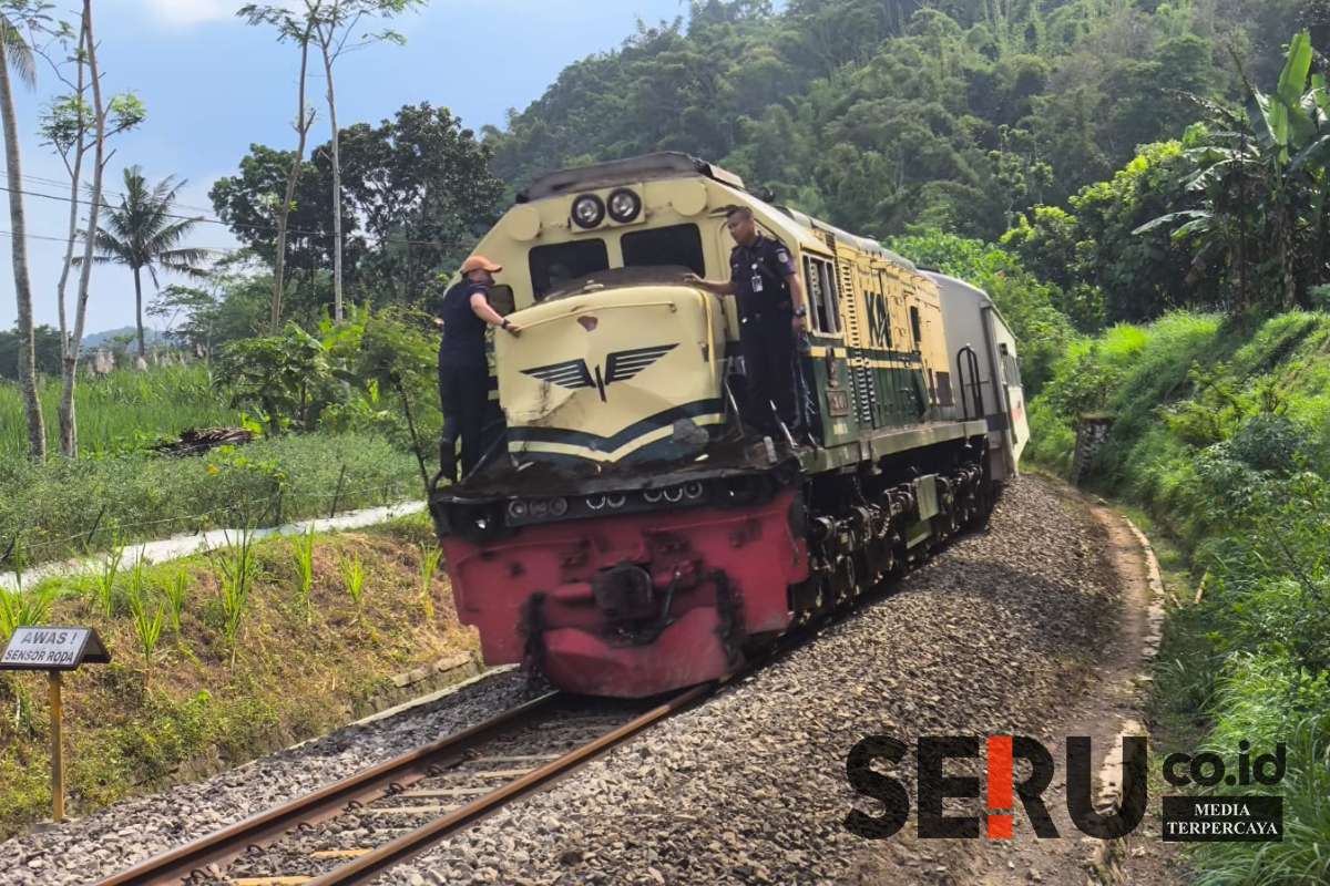 Kondisi lokomotif KA Ijen Ekspres mengalami ringsek di bagian depan. (Seru.co.id/amb) - KA Ijen Ekspres Tabrak Truk Muatan Pasir di Perlintasan Tak Terjaga Jember