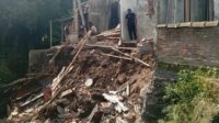 Kondisi plengsengan tanah di Jalan Budidaya, RT 008, RW 001, Dusun Kampung anyar, Desa Sukolilo, kecamatan Jabung, Kabupaten Malang yang longsor. (ist) - Dinding Penahan Plengsengan Tiba-tiba Longsor, Satu Rumah Warga di Jabung Alami Kerusakan