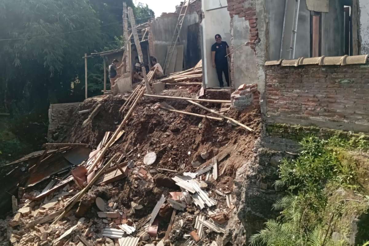 Kondisi plengsengan tanah di Jalan Budidaya, RT 008, RW 001, Dusun Kampung anyar, Desa Sukolilo, kecamatan Jabung, Kabupaten Malang yang longsor. (ist) - Dinding Penahan Plengsengan Tiba-tiba Longsor, Satu Rumah Warga di Jabung Alami Kerusakan
