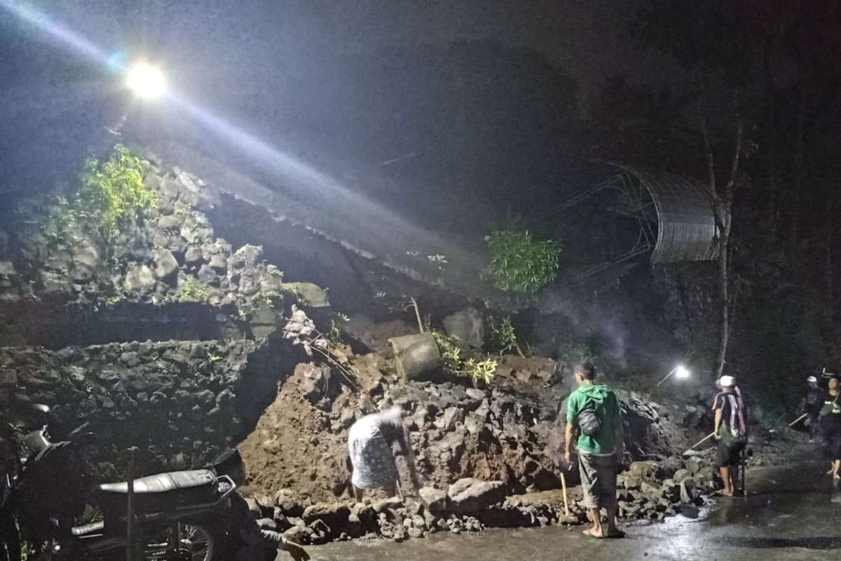 Kondisi plengsengan yang longsor di Pondok Pesantren Bihaaru Bahri'Asali Fadlaailir Rahma atau yang lebih dikenal Masjid Tiban. (ist) - Hujan Deras, Plengsengan di Area Ponpes Masjid Tiban Turen Ambrol