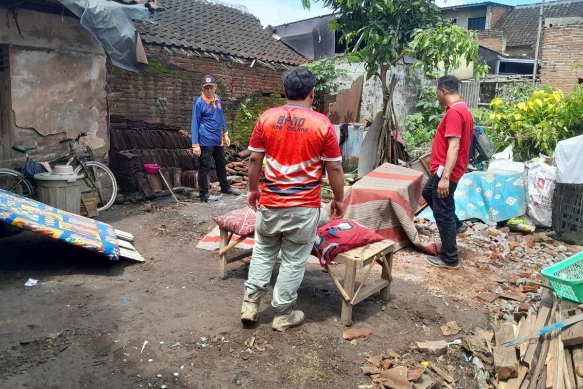 Kondisi rumah roboh oleh cuaca ekstrem di Kecamatan Pakisaji yang sudah dibersihkan. (ist) - Rumah Kakek Sebatang Kara di Pakisaji Roboh Setelah Diterjang Hujan dan Angin Kencang
