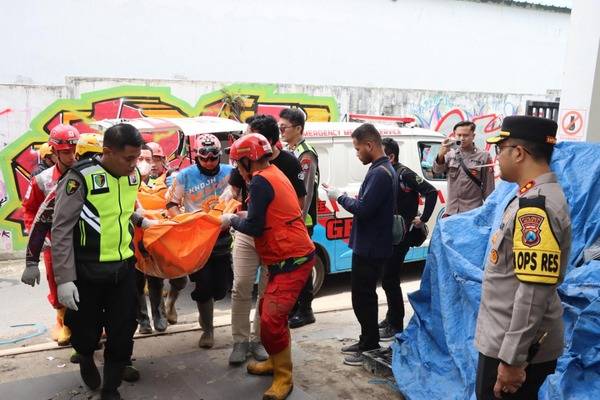 10 Korban Tanah Longsor Cangar dari Dua Mobil Nahas Berhasil Dievakuasi