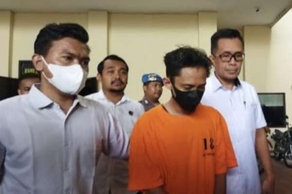 MAES saat diamankan pihak kepolisian. (ist) - Dokter Gigi PPDS UI Ditangkap Usai Ketahuan Rekam Mahasiswi Mandi, Mengaku Hanya Iseng