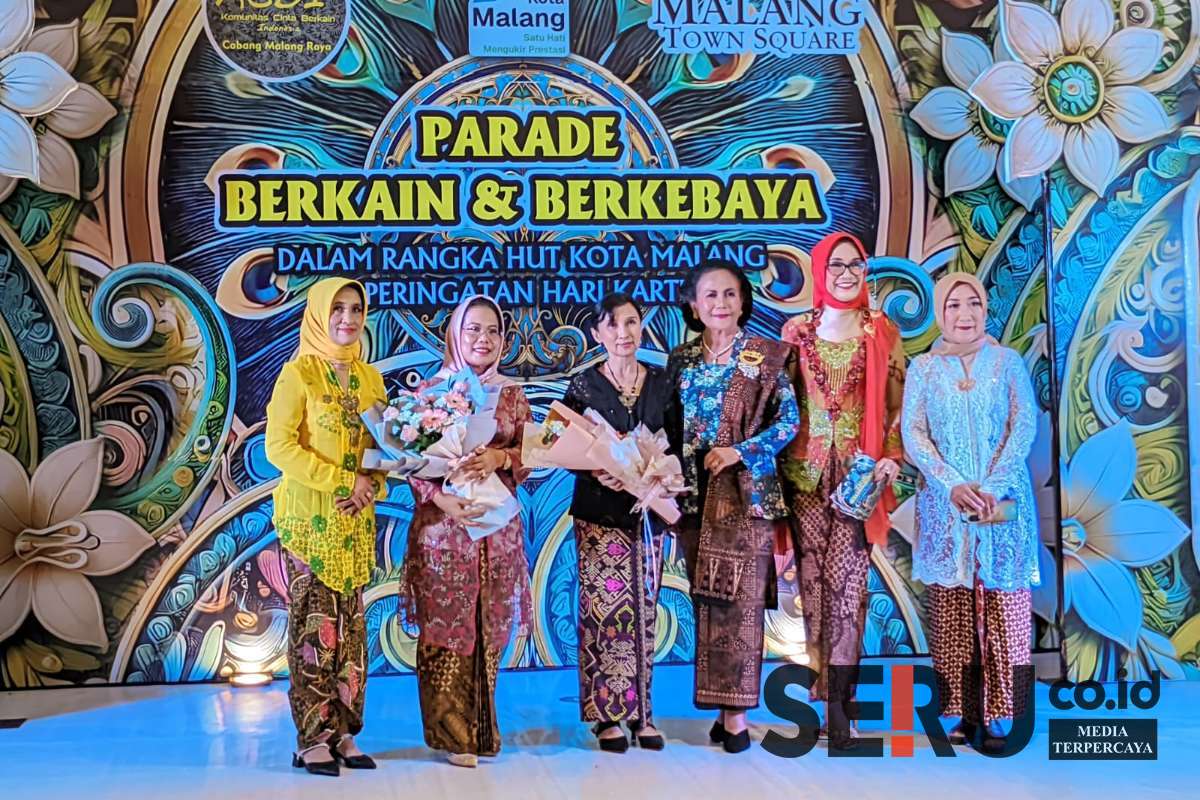 Marcom Manager Matos, Sasmita Rahayu (ketiga kiri) bersama tamu undangan dan perwakilan komunitas berkain dan berkebaya. (ws13) - Parade Berkain dan Berkebaya Semarakkan HUT ke-111 Kota Malang dan Hari Kartini di Matos
