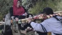 Mbok Yem saat ditandu menuju warungnya. (ist) - Berjualan di Puncak Gunung Lawu Sejak 1980-an, Mbok Yem Wafat di Usia 82 Tahun