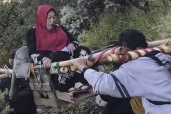 Mbok Yem saat ditandu menuju warungnya. (ist) - Berjualan di Puncak Gunung Lawu Sejak 1980-an, Mbok Yem Wafat di Usia 82 Tahun
