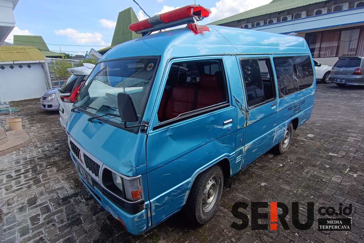 Mobil ambulans yang terguling pasca dievakuasi. (Seru.co.id/amb) - Tabrak Median Jalan, Mobil Ambulans Bawa Jenazah Terguling di Jember