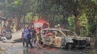 Hendak Tangkap Ketua Ormas, Tiga Mobil Polisi Dirusak dan Dibakar Massa