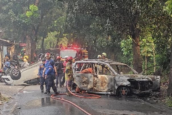 Hendak Tangkap Ketua Ormas, Tiga Mobil Polisi Dirusak dan Dibakar Massa