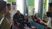 Para korban yang berhasil diselamatkan setelah tenggelam di pantai Balekambang. (ist) - Lima Orang Wisatawan Pantai Balekambang Terseret Ombak, Tiga Orang Masih dalam Pencarian