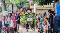Para peserta Kartinian Nang Kayutangan, dengan bangga menampilan street walk berbatik dan berkebaya. (ws13) - Dukung Kartinian Nang Kayutangan, Wali Kota Malang: Ajang Melestarikan Batik dan Kebaya