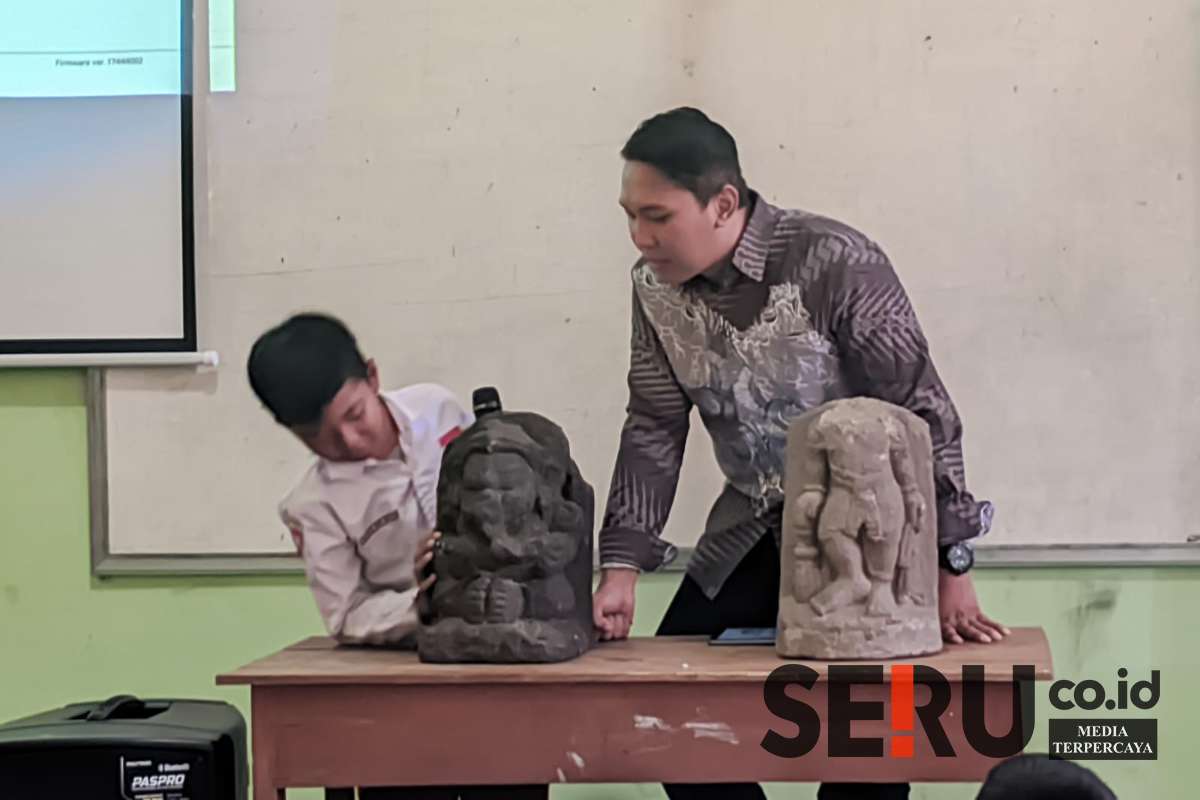 Para siswa mendapatkan kesempatan bertanya sekaligus mengamati Arca Ganesha Tikus dan Arca Mahakala. (ws13) - Siswa SDN Cemorokandang 3 Antusias Pelajari Arca 'Museum Keliling' Disdikbud Kota Malang