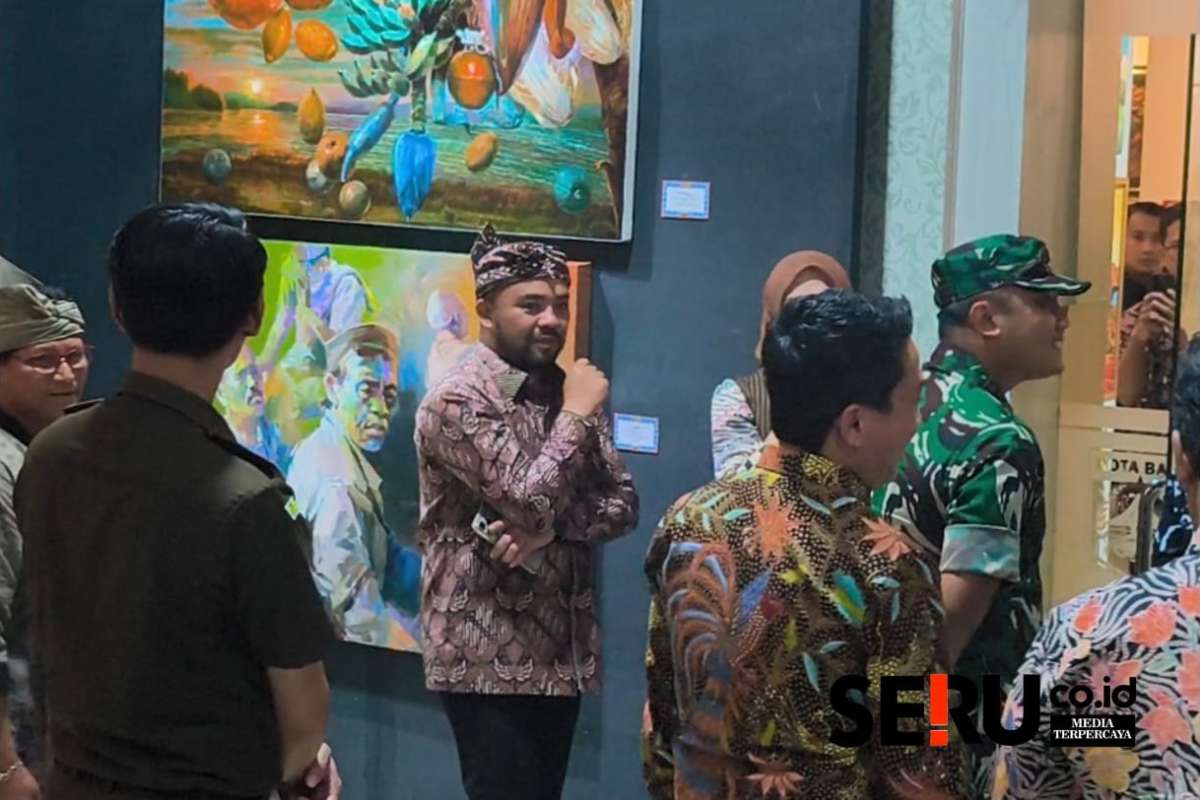 Para tamu menikmati hasil karya dari 165 Perupa lokal Batu dan luar kota. (Seru.co.id/dik) - Wali Kota Batu Buka Event Kenduri Rupa, Hadirkan Karya dari 165 Seniman
