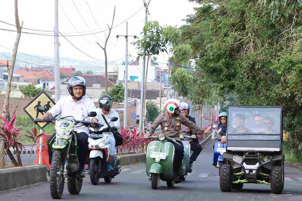 Kendarai Vespa, Kapolres Batu Bersama Aparat Desa Patroli Sambang Desa