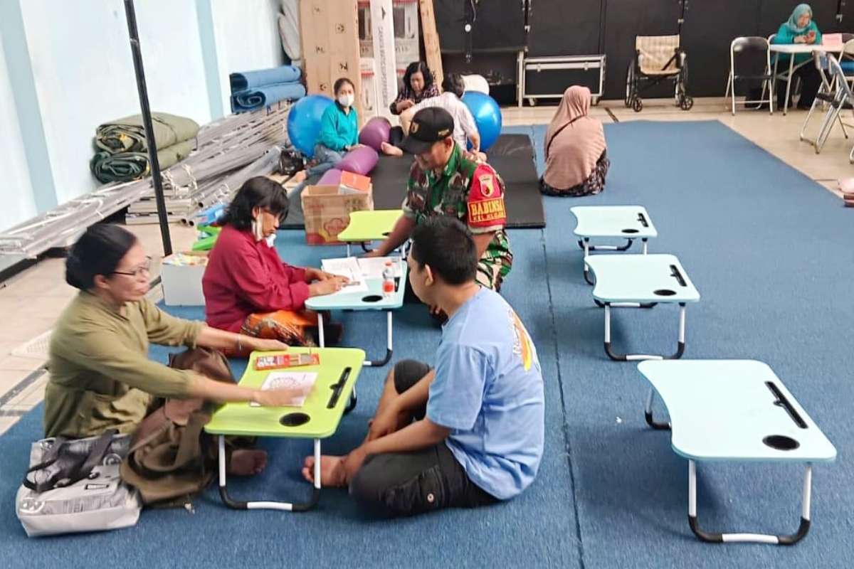 Peduli kesehatan, Babinsa Klojen dampingi posyandu lansia. (ist) - Peduli Kesehatan, Babinsa Klojen Dampingi Posyandu Lansia