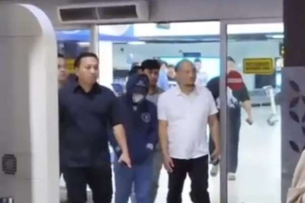 Pelaku penganiayaan satpam RS Mitra Keluarga Bekasi berhasil diamankan. (ist) - Remaja Pelaku Penganiayaan Satpam RS Mitra Keluarga Ditangkap di Bandara Soekarno-Hatta