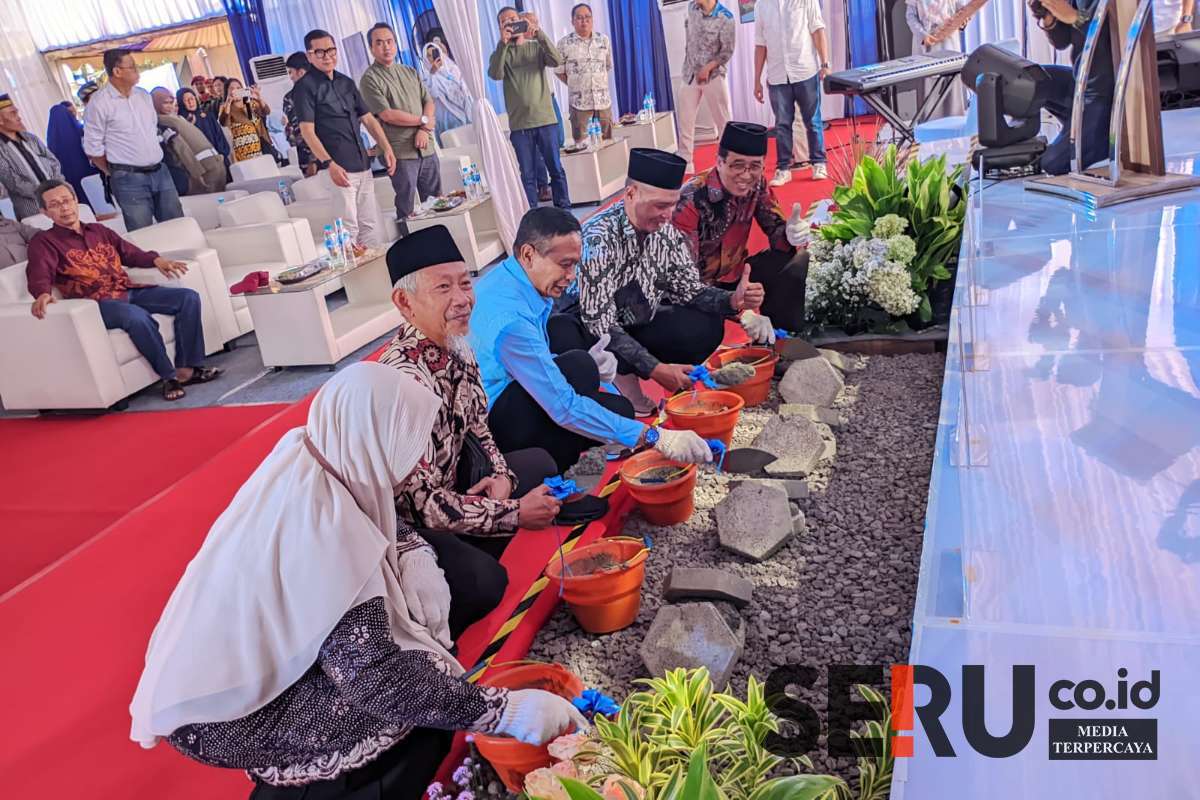 Peletakan batu pertama pembangunan gedung baru dan jembatan penghubung RSI Aisyiyah Malang. (ws13) - RSI Aisyiyah Malang Bangun Gedung Baru dan Jembatan Penghubung Revolusi Pelayanan Kesehatan