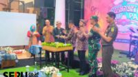 Pemotongan tumpeng tanda pembukaan Pameran Seni Rupa bertajuk Kenduri Rupa. (Seru.co.id/dik) - Wali Kota Batu Buka Event Kenduri Rupa, Hadirkan Karya dari 165 Seniman