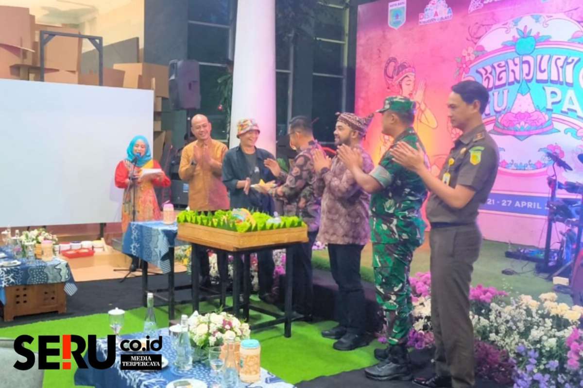 Pemotongan tumpeng tanda pembukaan Pameran Seni Rupa bertajuk Kenduri Rupa. (Seru.co.id/dik) - Wali Kota Batu Buka Event Kenduri Rupa, Hadirkan Karya dari 165 Seniman