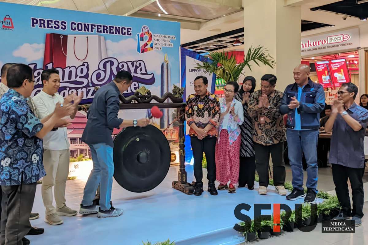 Pemukulan gong oleh Wali Kota Malang menandai pembukaan Malang Raya Vaganza Sale 2025. (ws13) - APPBI Semarakkan HUT ke-111 Kota Malang, Diskon Hingga 70 Persen