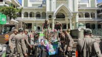 Penertiban PKL Alun-alun Merdeka oleh Satpol-PP menjadi perhatian beberapa pengunjung. (ws13) - Pengunjung Alun-alun Merdeka Iba Melihat PKL Ditertibkan, Satpol-PP: Kami Menjalankan Perda