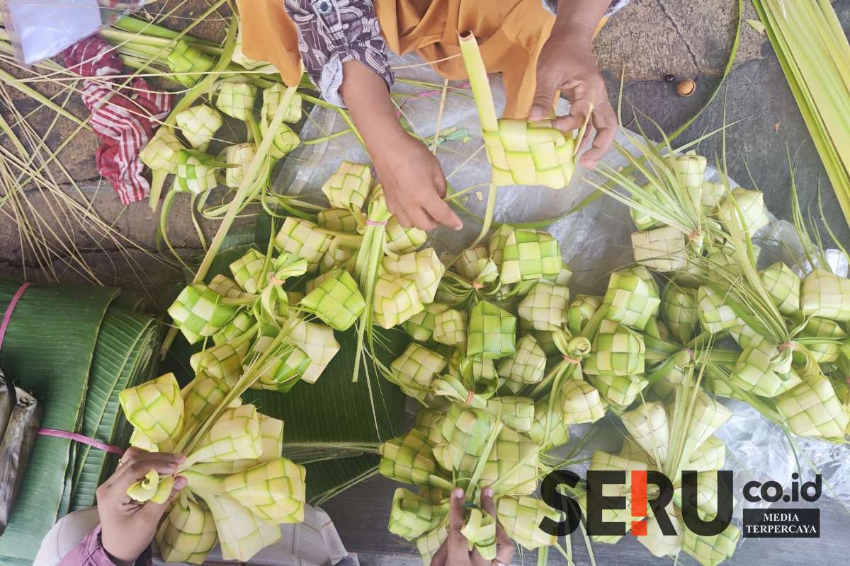 Penjual Ketupat di Pasar Kebalen kebanjiran pesanan dua kali lipat dibanding tahun sebelumnya. (Seru.co.id/ws13) - Sambut Kupatan, Penjual Ketupat Pasar Kebalen Kebanjiran Pesanan Dua Kali Lipat di 2025